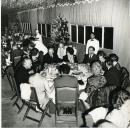 Fotografia de Américo Tomás, acompanhado por Gertrudes Rodrigues Tomás, por ocasião de um evento, onde foi oferecido um jantar e também, durante o qual, atuaram vários grupos de Ranchos Folclóricos