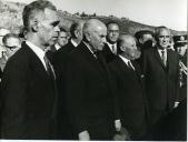 Fotografia de Américo Tomás acompanhado por Eduardo de Arantes e Oliveira e e por Francisco Franco, por ocasião da inauguração da barragem da Bemposta