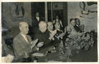 Fotografia de Américo Tomás acompanhado por António Augusto Peixoto Correia e por César Moreira Batista no restaurante Folclore, por ocasião de um almoço oferecido por José Manuel Martins