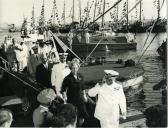 Fotografia de Américo Tomás, acompanhado por Gertrudes Rodrigues Tomás, no regresso da visita de estado a Moçambique, São Tomé e Príncipe e com passagem em Angola, desembarcando no Terreiro do Paço, em Lisboa