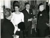 Fotografia de Américo Tomás, acompanhado por Gertrudes Rodrigues Tomás, com Rainier III e Grace Kelly no Palácio de Queluz