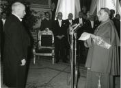 Fotografia de Américo Tomás, acompanhado por Oliveira Salazar e por Giovanni Panico, no Palácio da Ajuda, após a cerimónia de imposição do barrete cardinalício