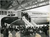 Fotografia de Américo Tomás, acompanhado por Gertrudes Rodrigues Tomás, no Aeroporto de Lisboa, presidindo à cerimónia de batismo do "Santa Cruz", o primeiro boeing da TAP Air Portugal