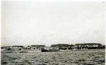 Fotografia do Farolim de Felgueiras, na Foz do Douro, com o Forte de São João Batista da Foz ao fundo