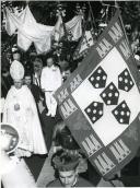 Fotografia de Américo Tomás entrando na catedral da cidade de Maputo para assistir a missa Te-Deum, por ocasião da visita de estado efetuada a Moçambique