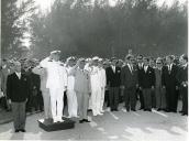 Fotografia de Américo Tomás acompanhado por António Augusto Peixoto Correia assistindo a um desfile militar na cidade de Maputo, por ocasião da visita de estado efetuada a Moçambique