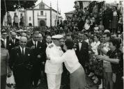 Fotografia de Américo Tomás, acompanhado por Eduardo de Arantes e Oliveira e pepor Alfredo Rodrigues dos Santos Júnior, saudando a população de Caminha, por ocasião da visita efetuada ao norte do país
