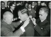 Fotografia de Américo Tomás, acompanhado por Eduardo de Arantes e Oliveira, condecorando um engenheiro em Miranda do Douro, por ocasião da inauguração da barragem da Bemposta