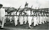 Fotografia dos alunos da Escola Naval, por ocasião da sua visita de Estado a Portugal de Hailé Salassié I, no Terreiro do Paço, em Lisboa.