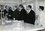 Fotografia de Américo Tomás na cerimónia da inauguração duma instalação da Marinha Portuguesa