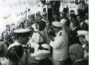 Fotografia de Américo Tomás, em Bafatá, condecorando um soldado guineense por ocasião da sua visita de Estado à Guiné-Bissau