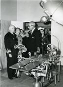 Fotografia de Américo Tomás, Gertrudes da Costa Ribeiro Tomás e José de Sousa Fialhos, por ocasião da inauguração do Hospital Regional de Setúbal, em Setúbal.