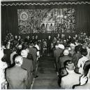 Fotografia de Américo Tomás em Matosinhos, discursando durante a inauguração do Bairro da Sociedade Anónima de Combustíveis e Óleos Refinados