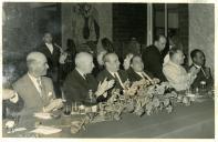 Fotografia de Américo Tomás acompanhado por António Augusto Peixoto Correia e por César Moreira Batista no restaurante Folclore, por ocasião de um almoço oferecido por José Manuel Martins