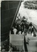 Fotografia de Gertrudes Tomás ao lado de Óscar Carmona por ocasião da cerimónia do batismo do navio-tanque “Sameiro"