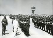 Fotografia de Américo Tomás passando revista às tropas, por ocasião da cerimónia de inauguração do Aeroporto Internacional de Faro
