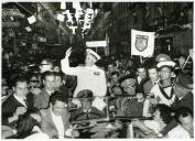 Fotografia de Américo Tomás na Rua Augusta, em Lisboa, seguindo em cortejo automóvel por ocasião do regresso da visita de estado efetuada a Moçambique