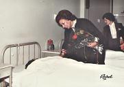 Fotografia de Manuela Ramalho Eanes visitando um hospital