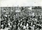 Fotografia de uma multidão de pessoas em Xai-Xai, por ocasião da visita de estado efetuada por Américo Tomás a Moçambique