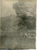 Fotografia de Gertrudes Ribeiro da Costa junto da sua irmã, no Miradouro da Cruz durante uma visita à Quinta da Penha Verde, em Sintra.