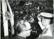 Fotografia de Américo Tomás na em Xai-Xai, saudando a população da varanda da Câmara Municipal, por ocasião da visita de estado efetuada a Moçambique