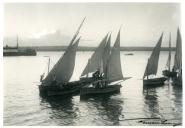 Fotografia de um grupo de embarcações junto à baía de Inhambane