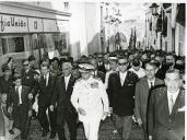 Fotografia de Américo Tomás, acompanhado por Alfredo Rodrigues dos Santos Júnior, por ocasião da visita oficial efetuada ao Algarve, de 10 a 14 de julho de 1965