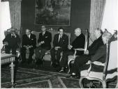 Fotografia de Américo Tomás no Palácio Nacional de Belém acompanhado por Adriano Moreira, recebendo em audiência a direção da Sociedade de Geografia de Lisboa