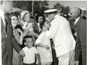 Fotografia de Américo Tomás, acompanhado por Alfredo Rodrigues dos Santos Júnior, por ocasião da visita oficial efetuada ao Algarve, de 10 a 14 de julho de 1965