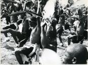 Fotografia de danças tribais em Quissico, por ocasião da visita de estado efetuada por Américo Tomás a Moçambique