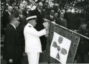 Fotografia de Américo Tomás no 7.º Acampamento Nacional da Mocidade Portuguesa Masculina, impondo as insígnias da Ordem da Instrução Pública no estandarte de honra da Mocidade Portuguesa