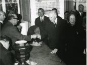 Fotografia de Américo Tomás, acompanhado por Gertrudes Rodrigues Tomás, em Cascais, votando para as eleições legislativas