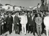 Fotografia de Américo Tomás, acompanhado por Alfredo Rodrigues dos Santos Júnior, por ocasião da visita oficial efetuada ao Algarve, de 10 a 14 de julho de 1965