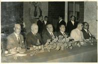 Fotografia de Américo Tomás acompanhado por António Augusto Peixoto Correia no restaurante Folclore, por ocasião de um almoço oferecido por José Manuel Martins