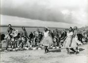 Fotografia de danças tribais por ocasião da visita de estado efetuada por Américo Tomás a Moçambique