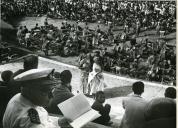 Fotografia de Américo Tomás em Quissico, assistindo a um evento por ocasião da visita de estado efetuada a Moçambique