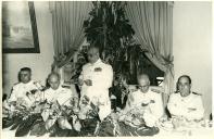 Fotografia de Américo Tomás assistindo ao discurso de José Santos de Saldanha da Gama durante um almoço oferecido em sua honra por ocasião da sua visita oficial ao Centro de Instrução Almirante Wandenkolk (C.I.A.W.) da Marinha Brasileira