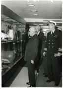 Fotografia do Presidente da República Américo Tomás visitando o navio atómico NS Savannah