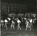 Fotografia da participação de Américo Tomás num evento, onde foi oferecido um jantar e também, durante o qual, atuaram vários grupos de Ranchos Folclóricos