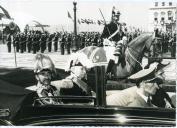 Fotografia de Américo Tomás e Hailé Salassié I, por ocasião da sua visita de Estado a Portugal, na Praça do Comércio, em Lisboa.