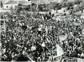 Fotografia de Américo Tomás circulando em cortejo automóvel em Portimão, por ocasião da visita oficial efetuada ao Algarve