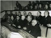 Fotografia de Américo Tomás, acompanhado por César Moreira Batista, na sala de cinema do Secretariado Nacional de Informação, assistindo a um filme sobre a Ilha da Madeira