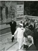 Fotografia de Américo Tomás, acompanhado por Eduardo de Arantes e Oliveira e por Francisco Maria da Silva, por ocasião da visita efetuada ao Museu de Etnologia do Porto