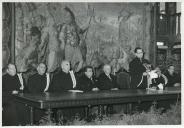 Fotografia de Américo Tomás, acompanhado por Adriano Moreira na Universidade Técnica de Lisboa, presidindo à cerimónia de abertura do novo ano letivo