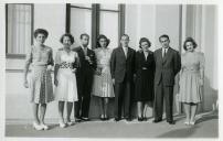 Fotografia de Maria Natália e Maria Madalena, filhas de Américo Tomás, com familiares e amigos por ocasião da sua visita ao norte de Portugal