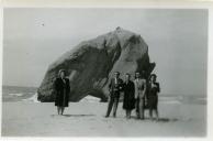 Fotografia de Gertrudes Tomás com as filhas Maria Natália e Maria Madalena, familiares e amigos na Praia de Santa Cruz, em Torres Vedras