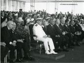 Fotografia de Américo Tomás, acompanhado por Eduardo de Arantes e Oliveira e por António de Oliveira Salazar, presidindo à cerimónia de inauguração da Ponte Salazar, atualmente denominada Ponte 25 de Abril