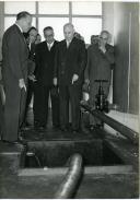 Fotografia da chegada de Américo Tomás à cerimónia da inauguração duma instalação da Marinha