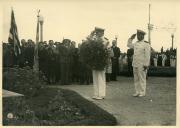 Fotografia de Américo Tomás depondo uma coroa de flores no Monumento a José Rodrigues Maio (Cego do Maio), na Póvoa de Varzim