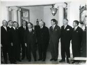 Fotografia de Américo Tomás durante um almoço com as individualidades mais ligadas à construção do Estaleiro Naval da Margueira, no Palácio de Belém